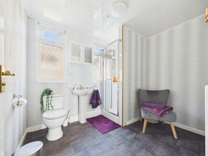 Shower room- click for photo gallery